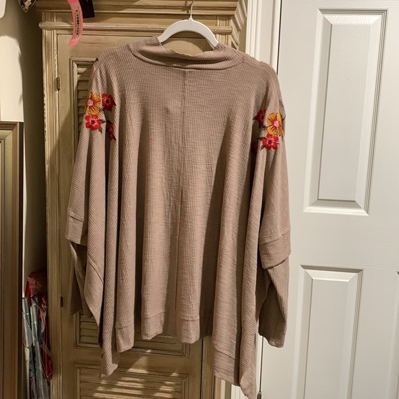 Soft knit Poncho style top by Savanna Jane, 1X/2X size - Picture 5 of 5